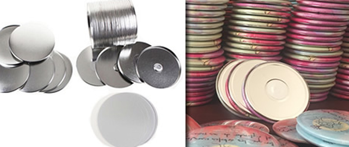 imagen grande de insumos de chapitas magneto y al lado chapita magneto ya terminadas