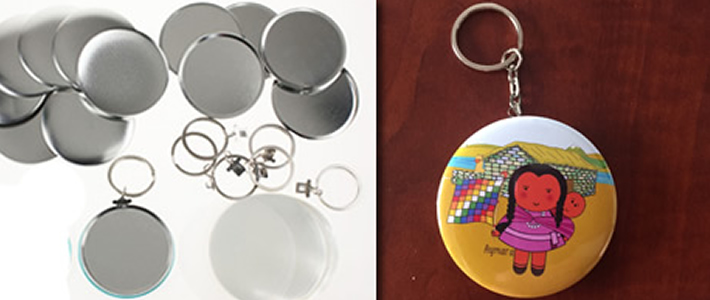 imagen grande de insumos de chapitas llavero y al lado chapita llavero ya terminadas